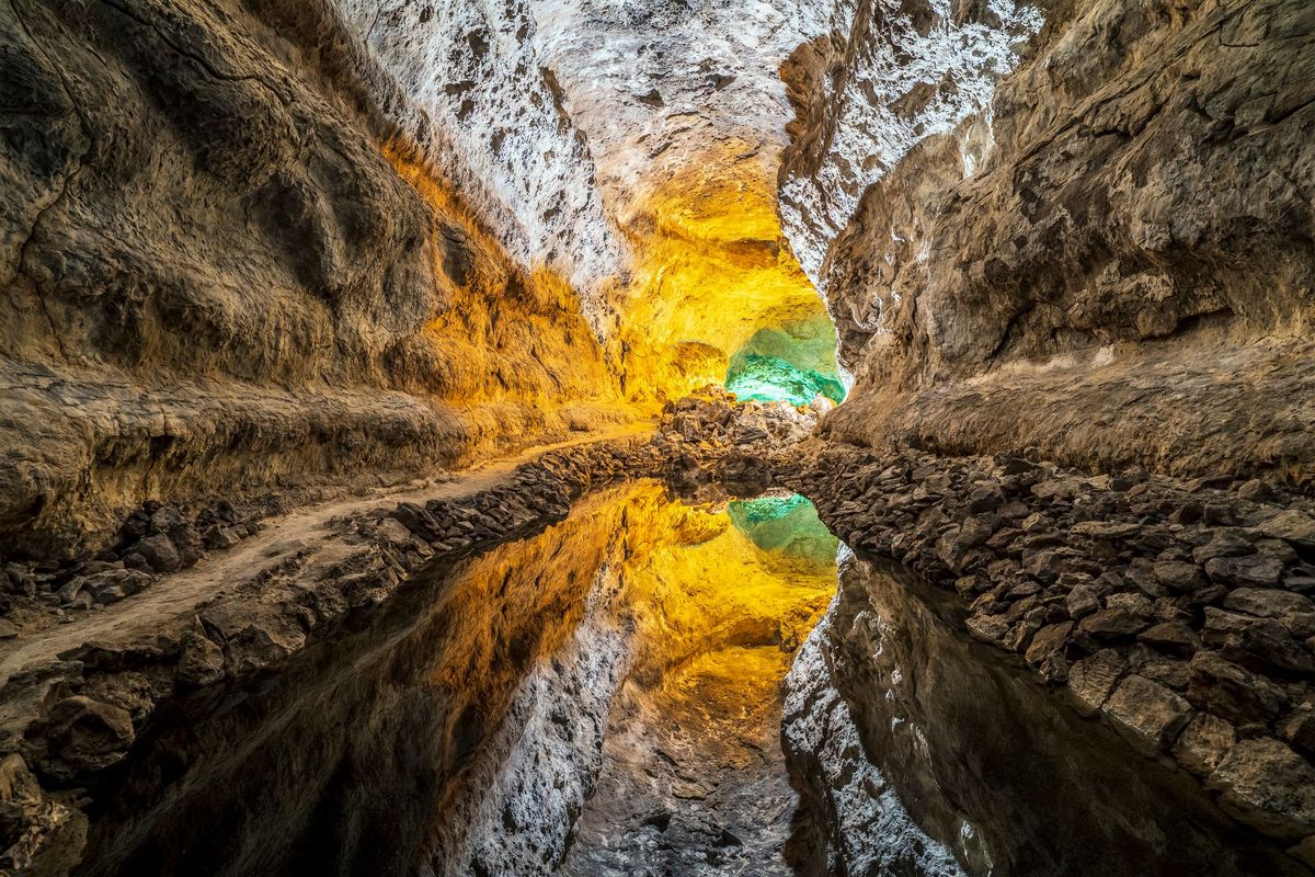 Jeskyně a sopečné tunely