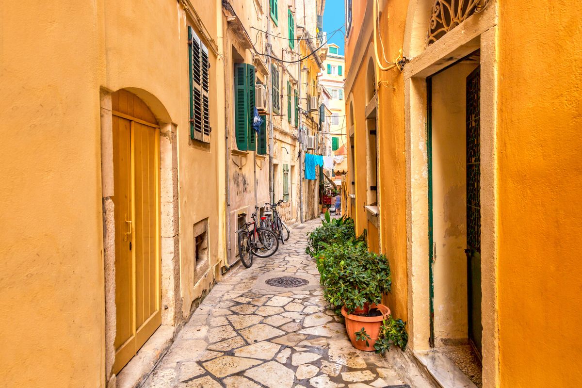 Procházka úzkými uličkami města Korfu