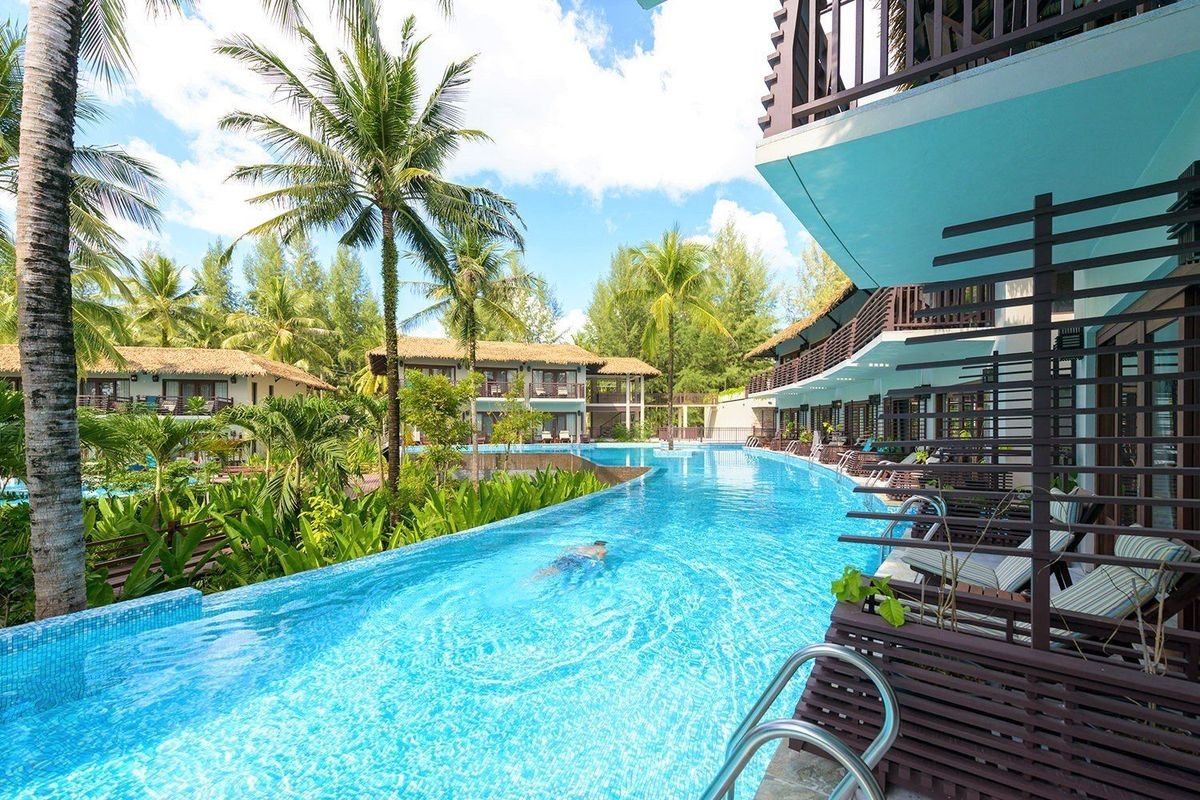 deluxe pool access