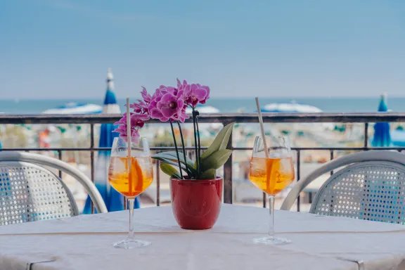 Terasa hotelu Elpiro v Lido di Jesolo v Itálii s výhledem na pláž a moře, ideální místo pro relaxaci během dovolené u moře.