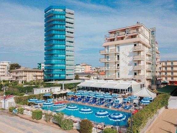 Hotel Elpiro v Lido di Jesolo v Itálii s venkovním bazénem a lehátky, hotel u písečné pláže u Jaderského moře.