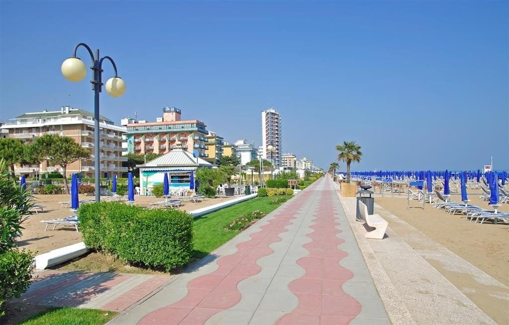 Přímořská promenáda v Lido di Jesolo v Itálii podél písečné pláže u Jaderského moře, oblíbené místo pro letní dovolenou.