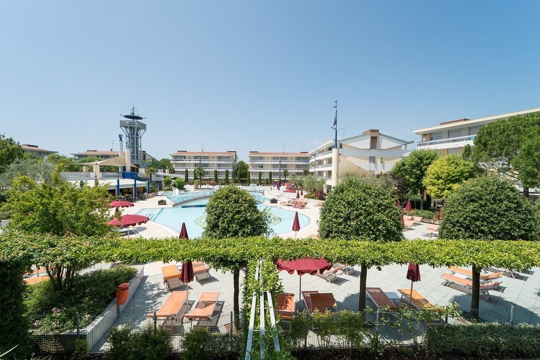 Areál Villaggio Planetarium Resort v Bibione v Itálii s bazény, lehátky a apartmánovými domy, oblíbený resort pro rodinnou dovolenou u moře.