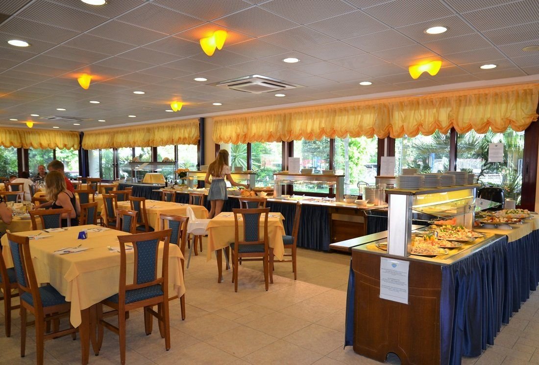 Restaurace s bufetovým stravováním ve Villaggio Planetarium Resort v Bibione v Itálii, komfortní zázemí pro rodinnou dovolenou u moře.