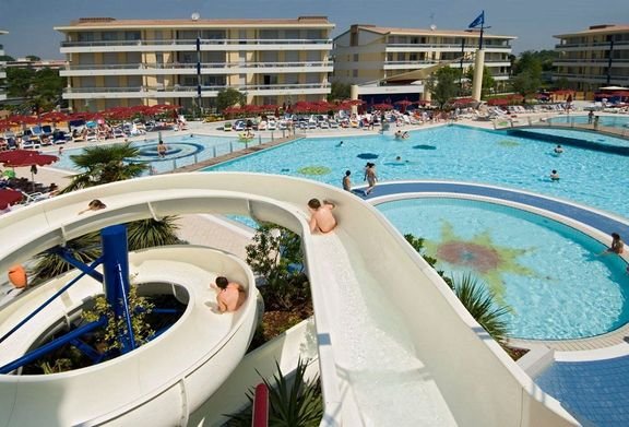 Villaggio Planetarium Resort Bibione – bazénový komplex s tobogánem a apartmány, rodinný resort u moře v Itálii