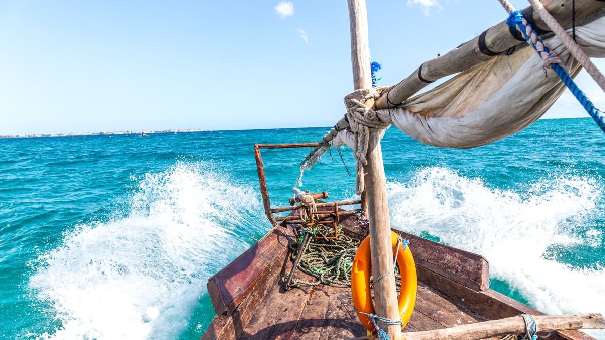 Plaukimas tradiciniu dhow laiveliu