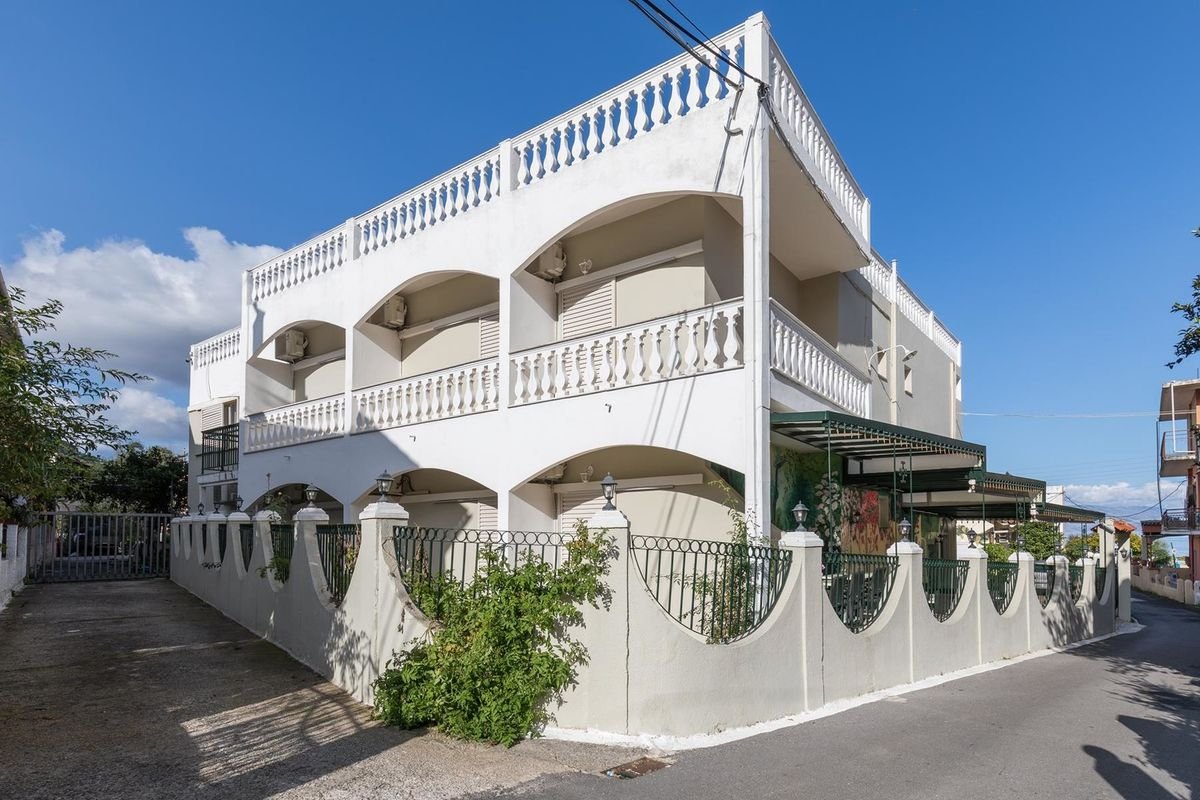 Bella Vista Beach Hotel & Studios