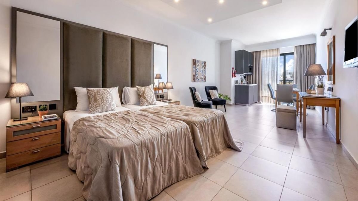 Plaza Regency Hotel (Suites)