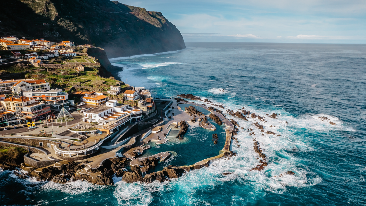 Naturalne baseny lawowe w Porto Moniz