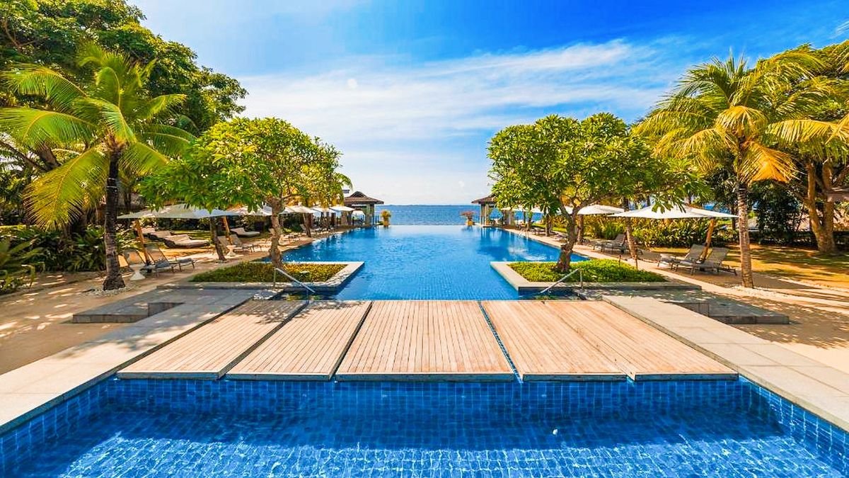 Crimson Resort & Spa Mactan