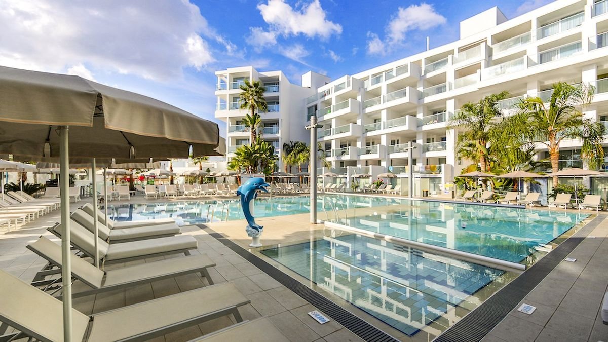 Limanaki Beach Hotel & Suites