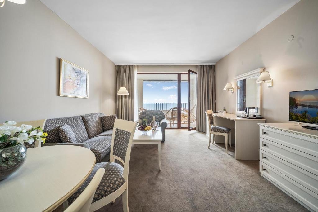 HVD Riviera Beach Hotel