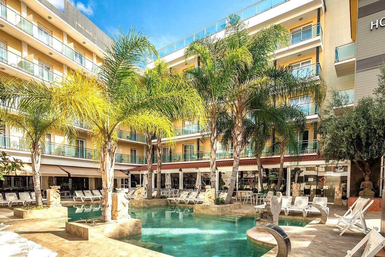 HOTEL LA PALMERA  14 – 19 LAT