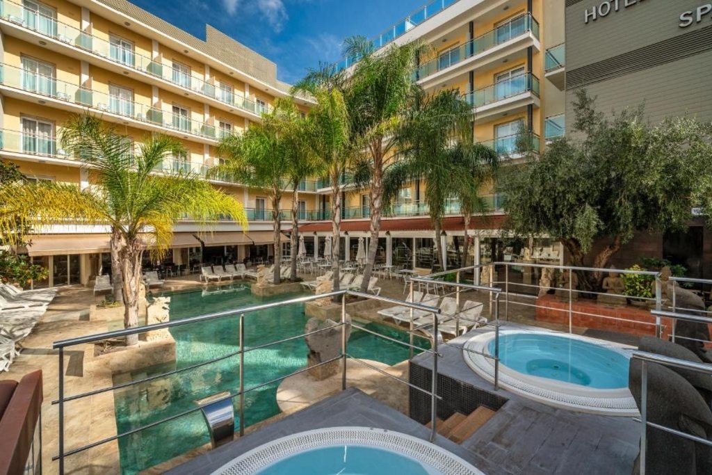HOTEL LA PALMERA  14 – 19 LAT